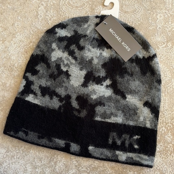 Brand New Michael Kors Black & Gray Camo Knit Beanie Hat Warm & Soft Winter Cap - Picture 2 of 11